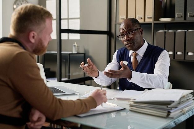 Twee mannen bespreken documenten tijdens een gesprek op kantoor